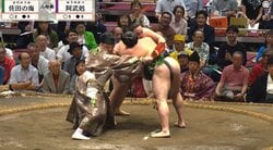 「これこそ珍事」大相撲、行司“ひやり”の緊急事態！ 再開の8秒後に2度目の“まわし待った”で館内笑い「2度目は初めて見た」「取組に集中できない」