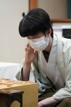 藤井聡太王将が先勝 “世紀のタイトル戦”開幕局で羽生善治九段を破り白星発進／将棋・王将戦七番勝負