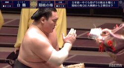 白鵬、45回目の優勝へまず初日白星 慌てない安定感で隠岐の海を肩透かし