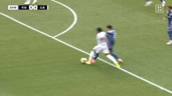 「PKや！」「ダイブだろ？」ファンの意見真っ二つ！町田・昌子vs広島・ジャーメイン、ゴール目前の際どい転倒シーンが“ノーファウル”でスタジアム騒然