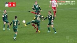 ボール獲れるだろ！肉弾空中戦で味方同士の激しい口論勃発 膝蹴り誤爆→ファウル判定→ブチギレの珍プレーにスタジアム騒然