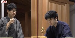 注目の開幕局は藤井聡太王位が優位に立ち白熱の終盤戦へ 挑戦者・佐々木大地七段は反撃なるか／将棋・王位戦七番勝負