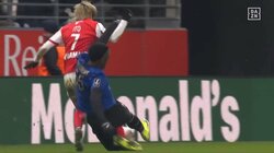 ファウルだろ！伊東純也、危険タックルにふっ飛ばされて回転悶絶「何してくれてんの」ドリブル中の強引スライディングにスタジアム大ブーイング