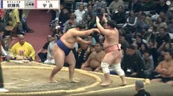 「さがり投げるなw」宇良、衝撃の奇策 土俵を割る際の“謎”ポーズにもツッコミ相次ぐ