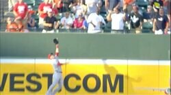 10年前のトラウトの跳躍力がすごい！ 「30本塁打＆盗塁王」の20歳のトラウトが見せた正真正銘のホームランキャッチ映像