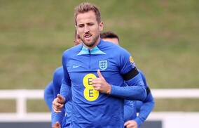 イングランド代表がトレーニング前にエリザベス女王を悼み1分間の黙祷…国葬のため集合を1日遅らせる措置も