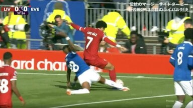 「ベテランだけどヤングなプレー」38歳のエバートンDFが軽率対応により痛恨レッドカード…リヴァプール・ファンに煽られながら退場