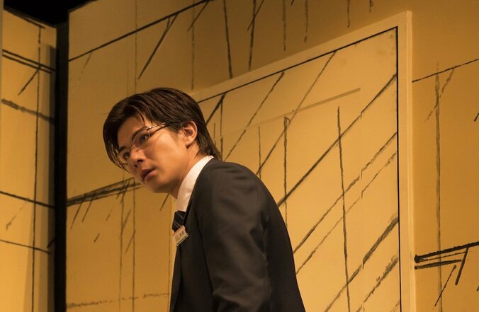 “舞台の貴公子”柿澤勇人、『猫は抱くもの』に出演　場面写真解禁 3枚目