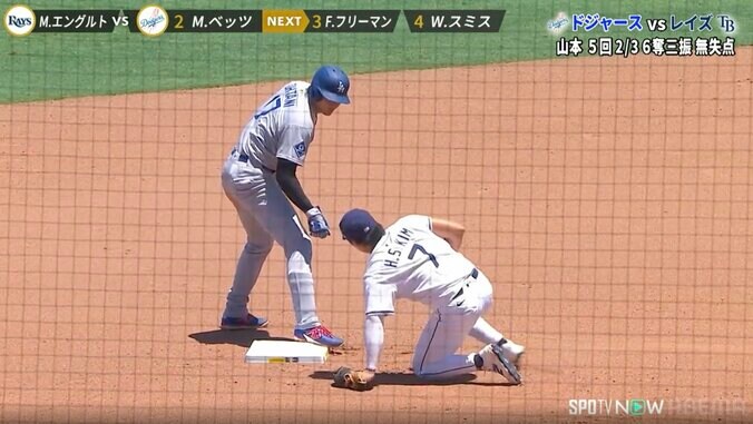 大谷翔平、久々の盗塁成功も即「大丈夫？」 尻もちのキム・ハソンは「ニヤリ」 “塁上の気遣い”を中継が捉える 3枚目