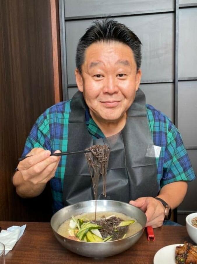  花田虎上、義母と一緒に銀座でランチを堪能「冷麺を食べにきました」  1枚目