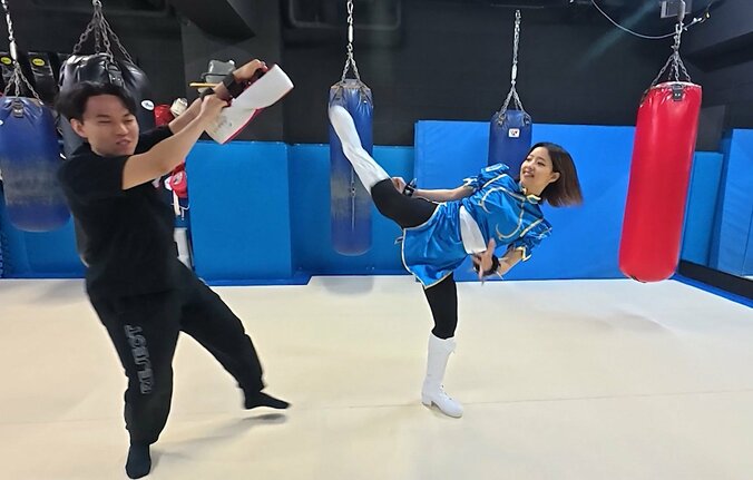 美脚を真上に…“ツヨカワ”春麗、コスプレと「百裂脚」で完全再現 プロゲーマーも「食らったらKO」と降参 5枚目