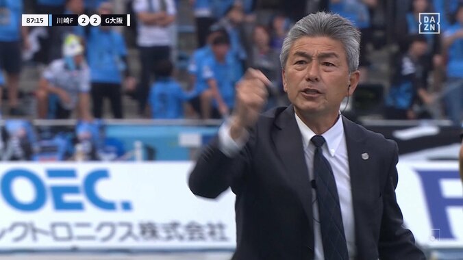 「レッドだろ！」「最悪のファウル」背後からの“蟹ばさみタックル”に選手激昂→一触即発「めっちゃ怖い」カード覚悟の危険スライもイエロー判定でファン不満爆発 3枚目