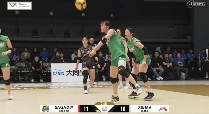 女子バレー、“スッと”落ちるエースで狂喜乱舞 五輪代表の盟友同士のやり合いにファンも熱狂「あの琴奈から！」 3枚目