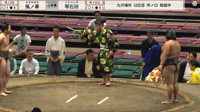 「行司代打」「大丈夫か」土俵際でアクシデント発生 控え行司が仲間のピンチに“ササッ”と登場で見事な連携プレー「控えが軍配を上げるとこ初めて見た」 4枚目