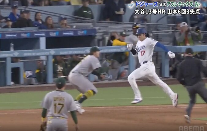 【写真・画像】何が起きた…？ 大谷翔平、先頭打者アーチ後に“まさかの光景”「ピッチャー嫌だろ」「カッコよすぎ」 フリーマンへの“一瞬の耳打ち”が話題に「これが大谷さん」　1枚目