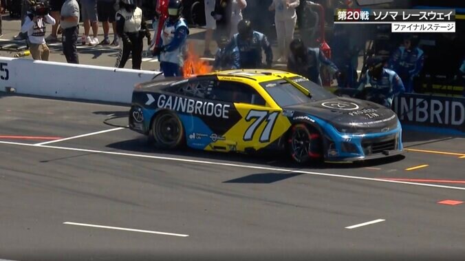 「火が！火が！」カマロの屋根が「バック・トゥ・ザ・フューチャー状態」の衝撃光景にファン騒然「燃えてる」「タイムマシン」 4枚目