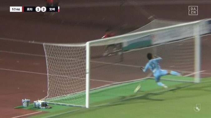 本人も「この動画100回みた」SNSで話題沸騰！J3で衝撃の特大ロングシュート炸裂「マンガかよ！」「時が止まった」意表をついた高速リスタートからのスーパーゴール！ 4枚目