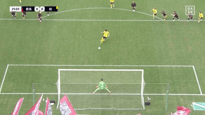 SNS騒然！日本代表FW、まさかの“ど真ん中PK”失敗…「早川にパネンカは最悪」「そんなバレバレな…」MVP守護神に駆け引きで惨敗 4枚目