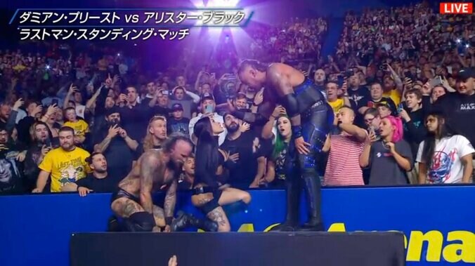 これ以上の傷つけ合いを止めようとするアリスター（写真左）の妻ゼリーナ・ベガ