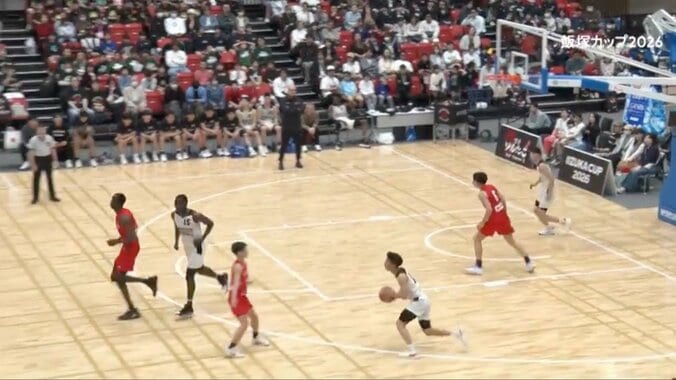 「えぐすぎる」東山1年生PGの超ロングブザービーター炸裂！　衝撃の一撃にアリーナ騒然 2枚目