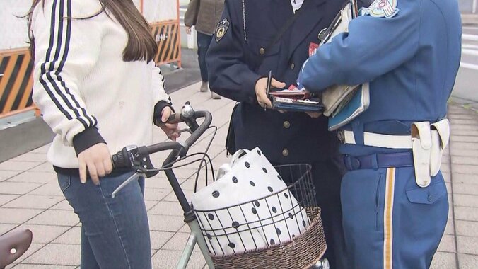 自転車の青切符制度スタート　逆走、スマホ、信号無視…初日に違反相次ぐ 1枚目
