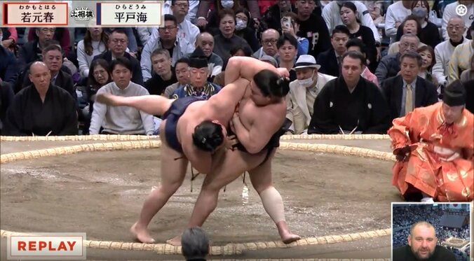 大相撲なのに「プロレスかと思った」　驚きの光景に「なんだこれは」「怪我すんぞ」「今の危ない」ファン騒然 4枚目