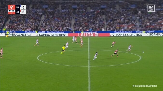 久保建英、2度倒されても…「絶対渡さない」粘りの鬼ディフェンスでイエローカード誘発「意志を感じる守備」 4枚目