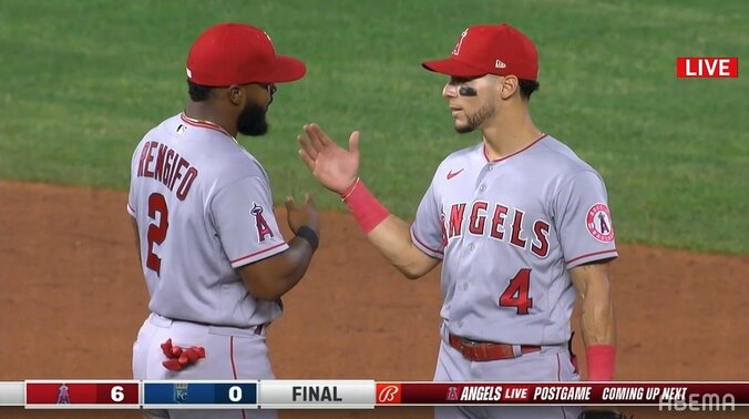 大谷翔平の同僚レンヒーフォとベラスケス、試合終了後に勝利のタッチを練習？視聴者から「打ち合わせしとけw」「遊ぶなｗ」とツッコミ 1枚目