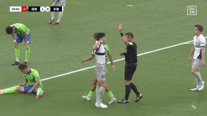 「ルールがわからん…」DOGSO退場orアドバンテージ決定機の“難しいジャッジ”が脚光！「どっちが有利？」「流してほしかった」ファンの意見様々 4枚目