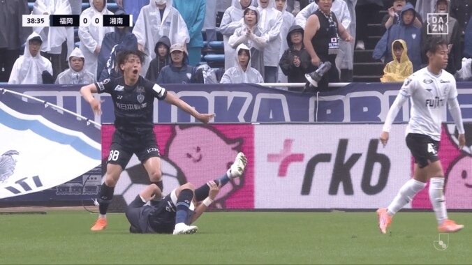 “豹変”に騒然！ 福岡DFが危険キック被害に大悶絶→いきなり復活で激怒「ガッツリ蹴り上げてる」「めちゃくちゃ大丈夫だったw」 4枚目