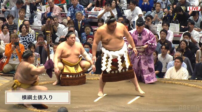 「スゴい衣装」大相撲客席に“主張が強め”な女性著名人が鎮座 「めっちゃ赤いやん」存在感ダダ漏れでファン騒然 3枚目