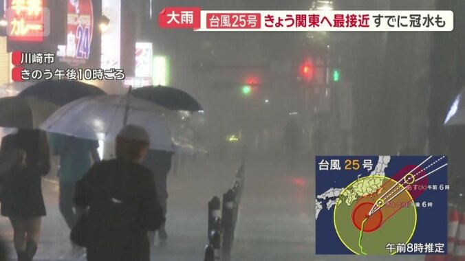 歩道の奥がかすむほどの激しい雨
