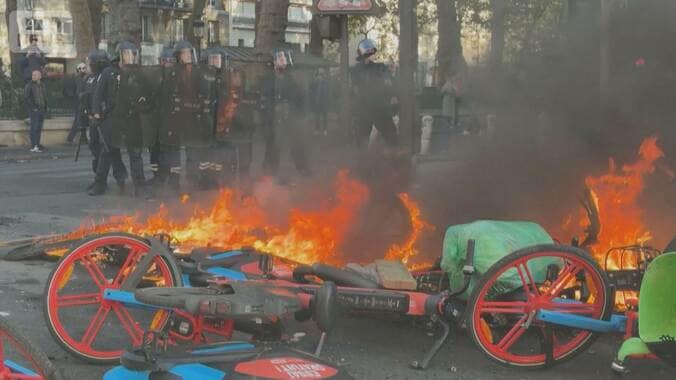 デモ暴徒化したフランス大荒れ　歴史的建造物が放火され全焼　各地で略奪も 1枚目