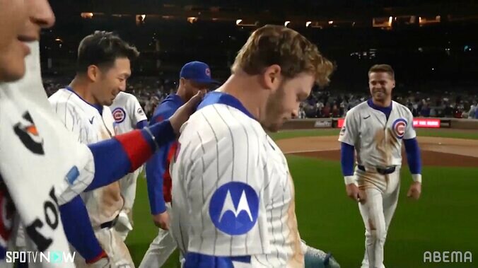 【写真・画像】塁上でも“第2の勝負” 今永昇太の超速牽制に大谷翔平「ヒヤリ」 堪らず頭から帰塁…球場どよめき　1枚目