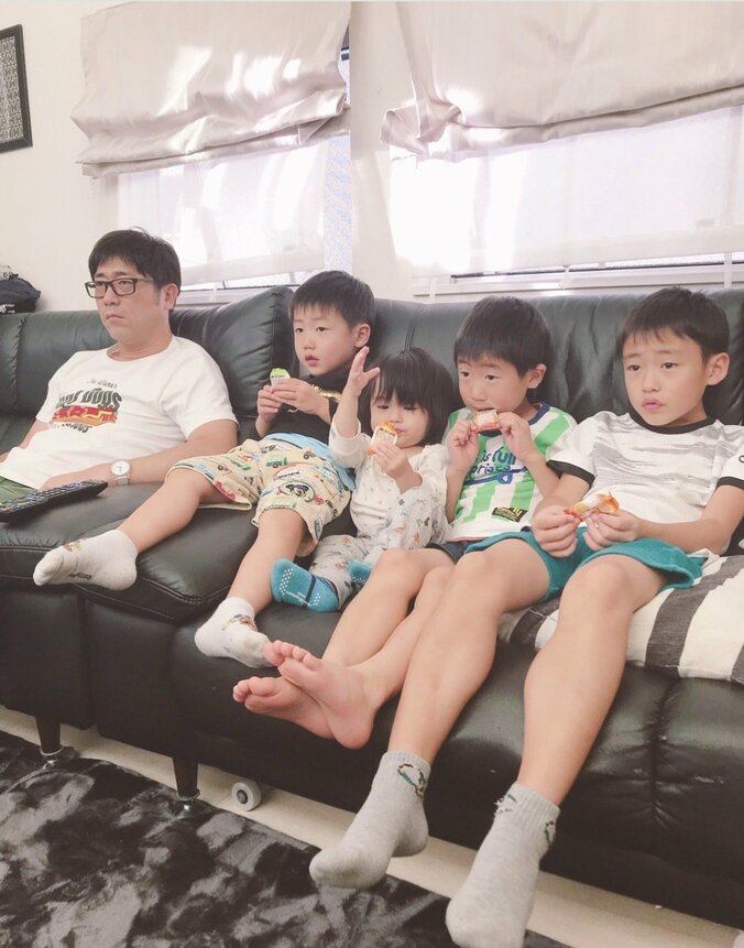 原口めぐみ、大好物の争奪戦をする子ども達「好きなものはとことん食べるんだなぁ～」 1枚目