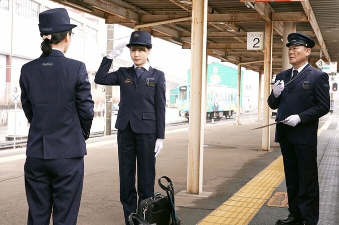 有村架純＆國村隼が鉄道運転士に　『かぞくいろ』研修シーン場面写真解禁 1枚目