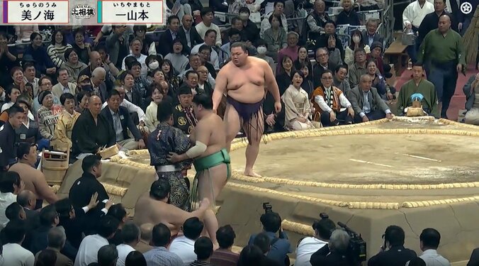 行司あわやの玉突きハプニング