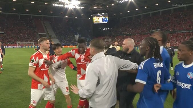 「何やってんだよ」佐野・川﨑出場マインツ戦で乱闘勃発！　試合終了も両チーム入り乱れて一触即発の事態…スタジアムは騒然 2枚目