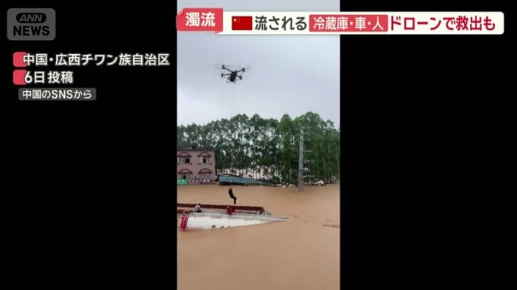 大型のドローンでつり上げ救出