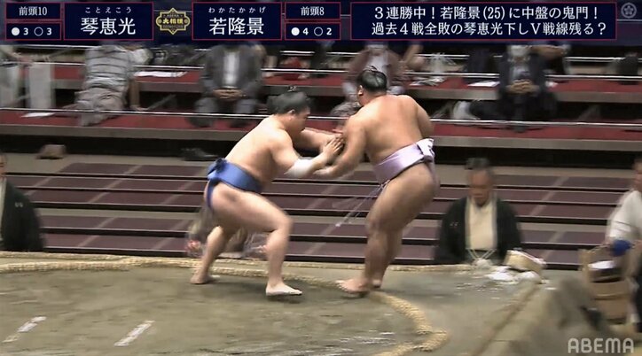 館内が一時騒然…押し出された琴恵光が背中から土俵下に落下 「大丈夫か?」視聴者から心配の声