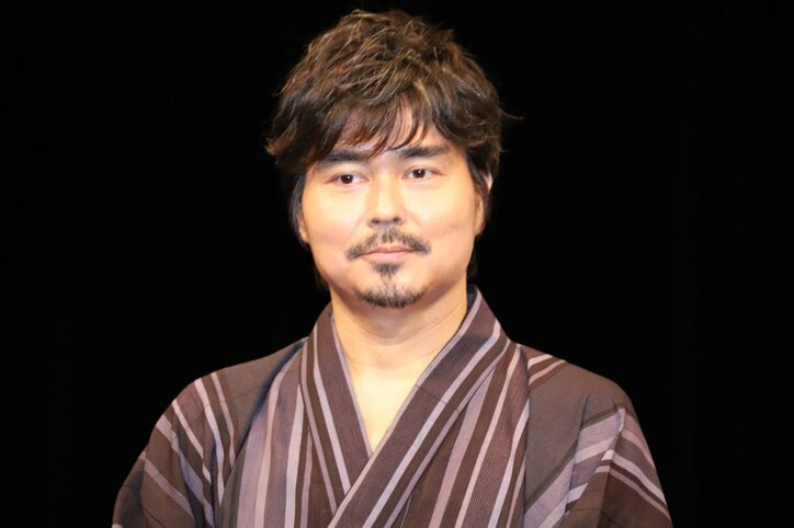 星野源&高橋一生&及川光博、“ホワイトアスパラガス”トリオ結成？肩寄せ合う姿にファン歓喜