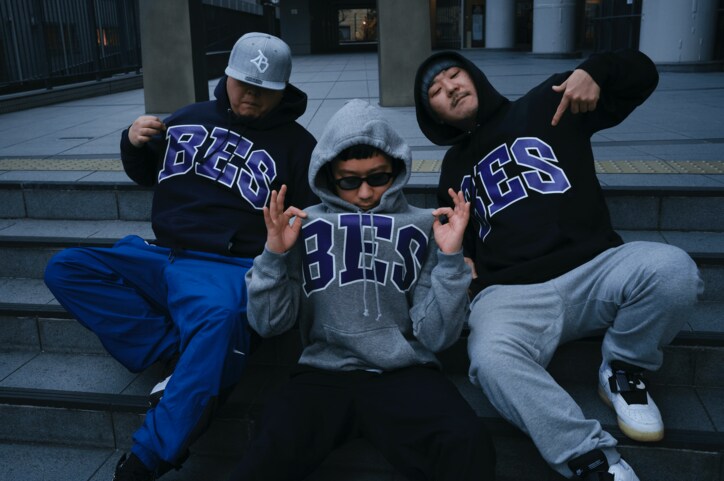 SCARS / SWANKY SWIPEとしての活動でも知られるシーン最高峰のラッパー、BESのパーカーが完全限定で発売。LookのモデルはBESと盟友I-DeA、そしてBIMが担当。