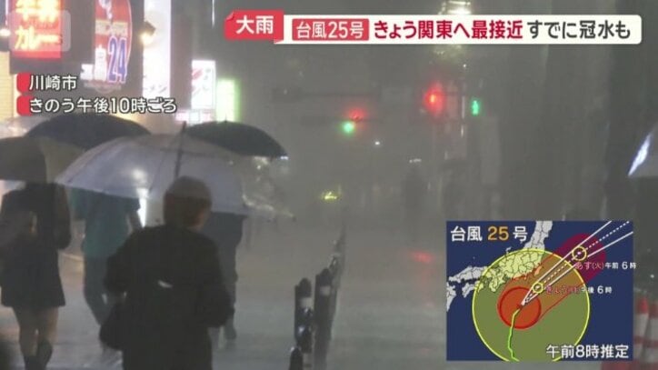 歩道の奥がかすむほどの激しい雨