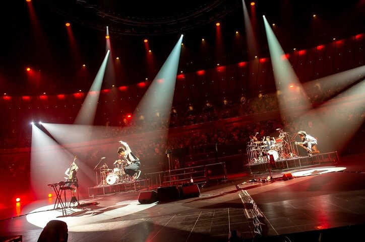 RADWIMPS、“強い没入感を与えるステージ”は配信でも健在 2日間の15周年ライブでファンに一体感「いつかここのチャットにいるみんなでLIVEに行って大声を」の声も