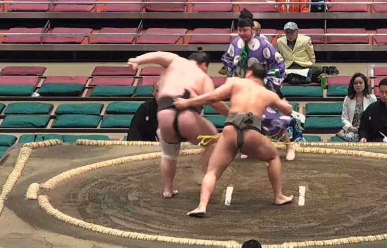 「変形一本背負い」「すごいの出た」巨漢力士が絶体絶命から“大技”で驚異の大逆転 館内騒然