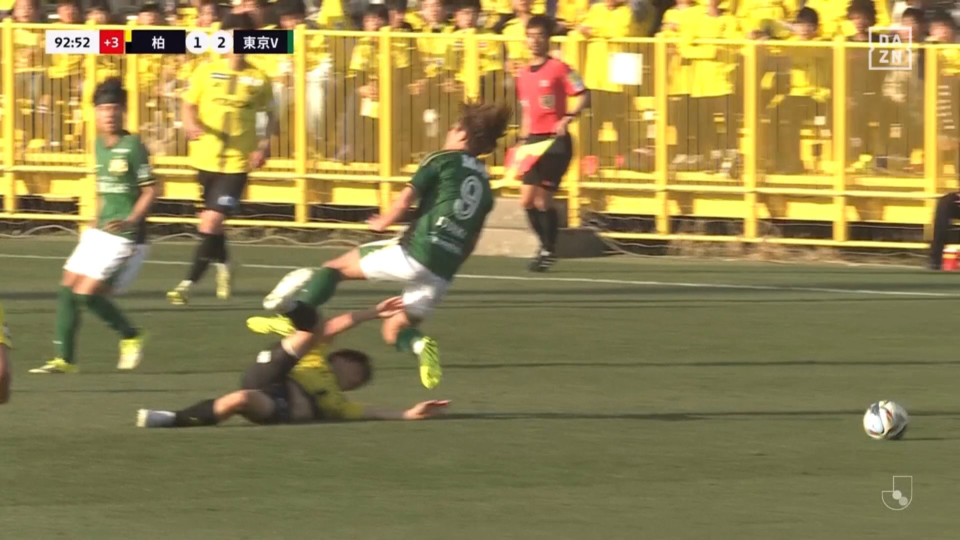 【映像】スライディングで激突