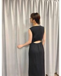 佐々木希、“腰チラリ”なワンピース姿を披露 「後ろ姿も女神様」「美しい」と絶賛の声