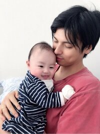 アレクサンダー『おちびーぬほぼ首が座ったよ❤️』