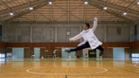 【映像】体育館でバレエを踊る白衣姿の医学生
