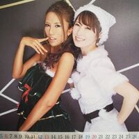 和久津晶はクリスマスもギャル一直線！“魔王”の妻・手塚紗掬との白黒サンタ2ショットでファンを魅了